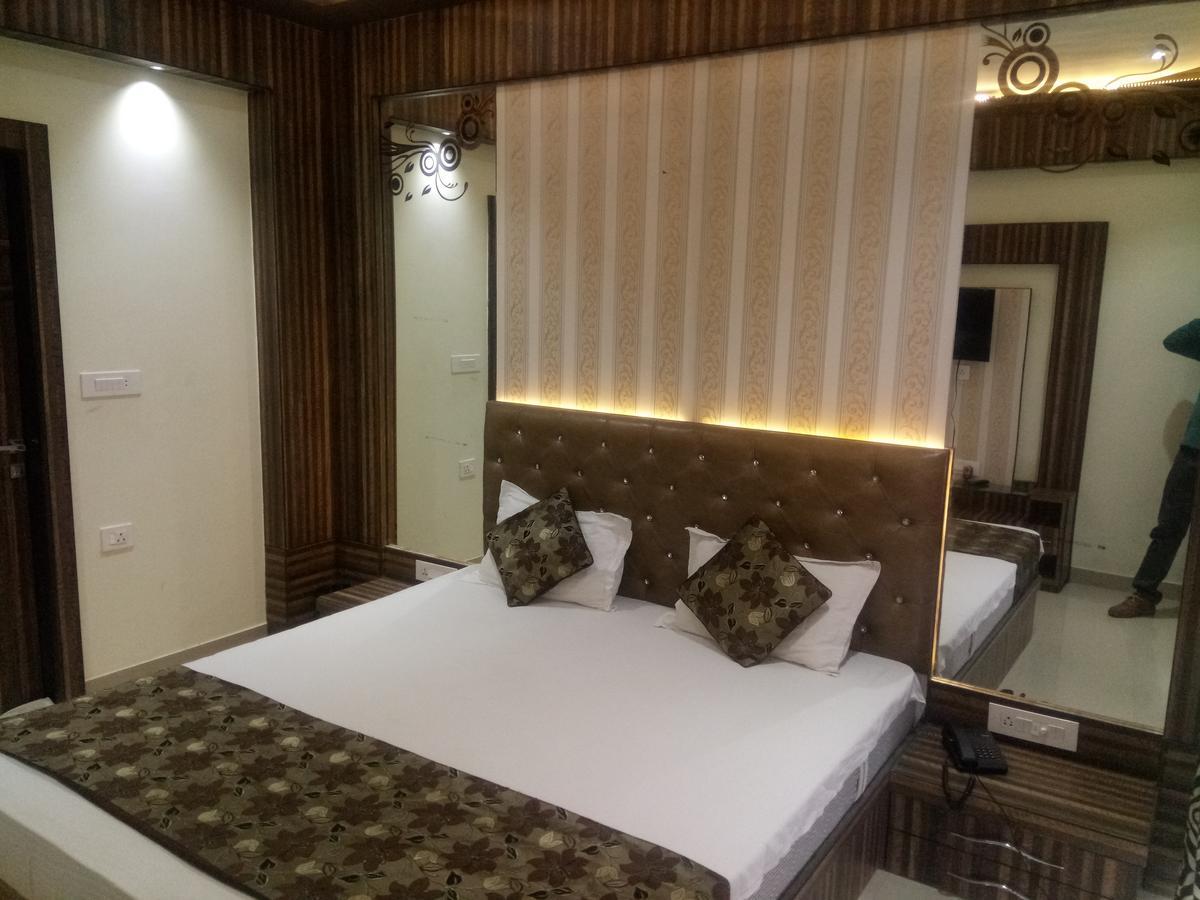อนัมสา เรซิเดนซี Hotel วรินดาวัน ภายนอก รูปภาพ