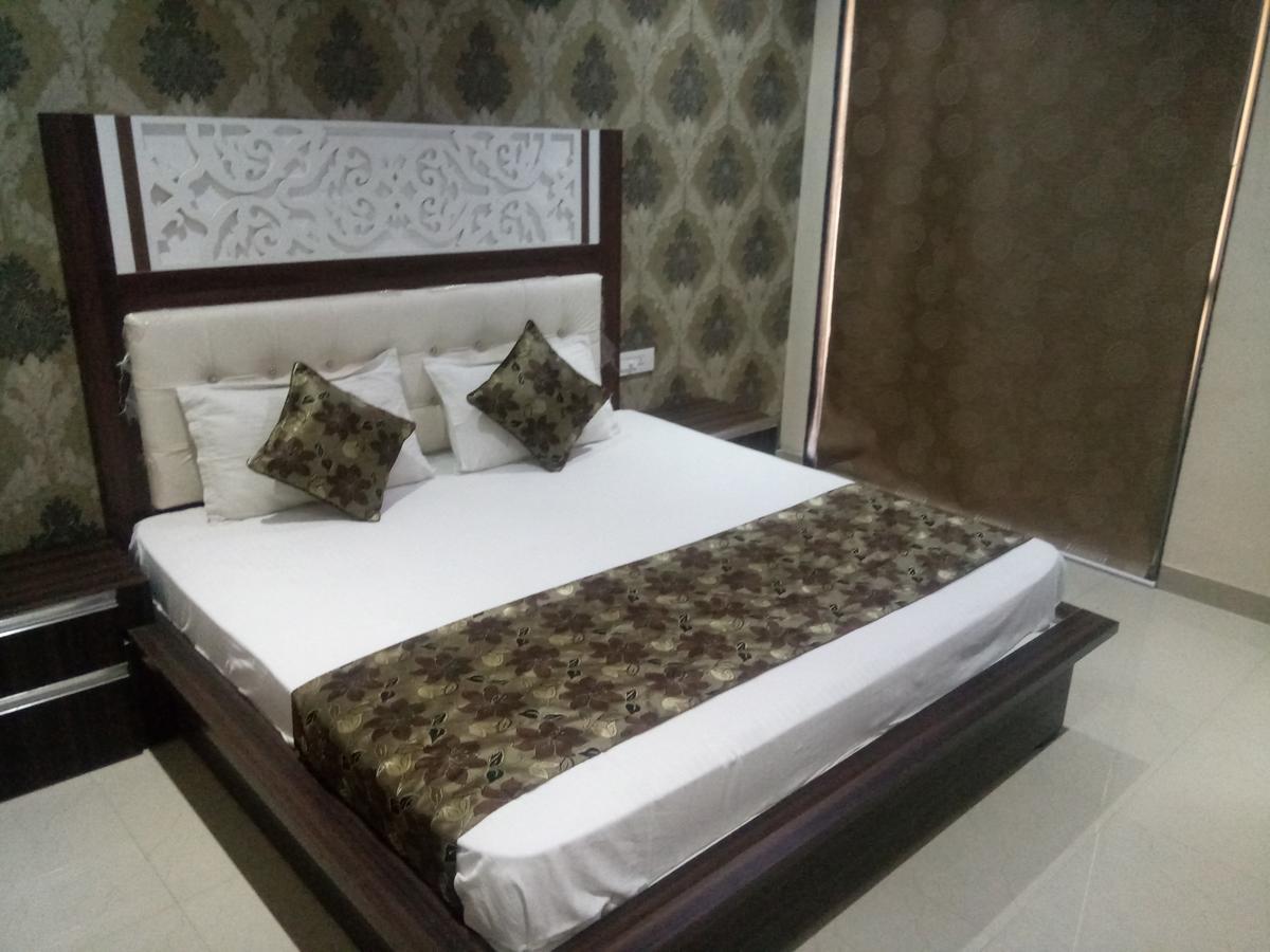 อนัมสา เรซิเดนซี Hotel วรินดาวัน ภายนอก รูปภาพ