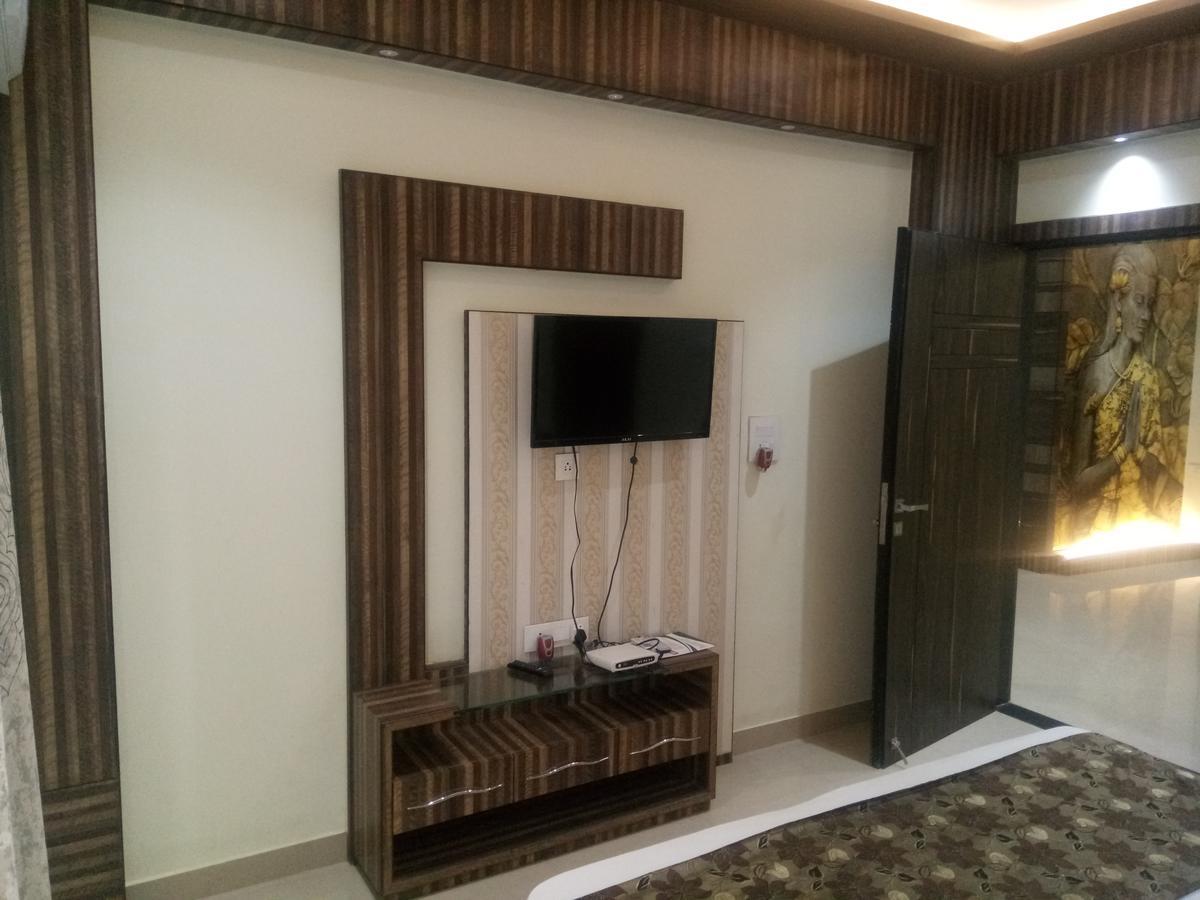 อนัมสา เรซิเดนซี Hotel วรินดาวัน ภายนอก รูปภาพ