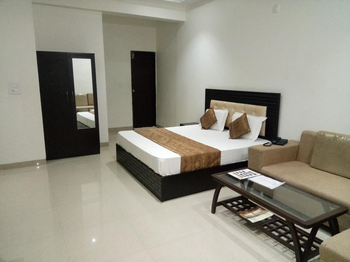 อนัมสา เรซิเดนซี Hotel วรินดาวัน ภายนอก รูปภาพ